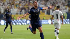رونالدو يسجل هدفاً حاسماً للنصر في مباراة الدوري السعودي، معززاً فرص فريقه في المنافسة على اللقب.