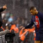 تعليق صحفي حماسي وناري يتناول أداء وتفوق مبابي وفينيسيوس في عالم كرة القدم.