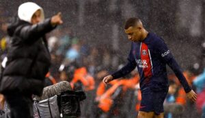 تعليق صحفي حماسي وناري يتناول أداء وتفوق مبابي وفينيسيوس في عالم كرة القدم.